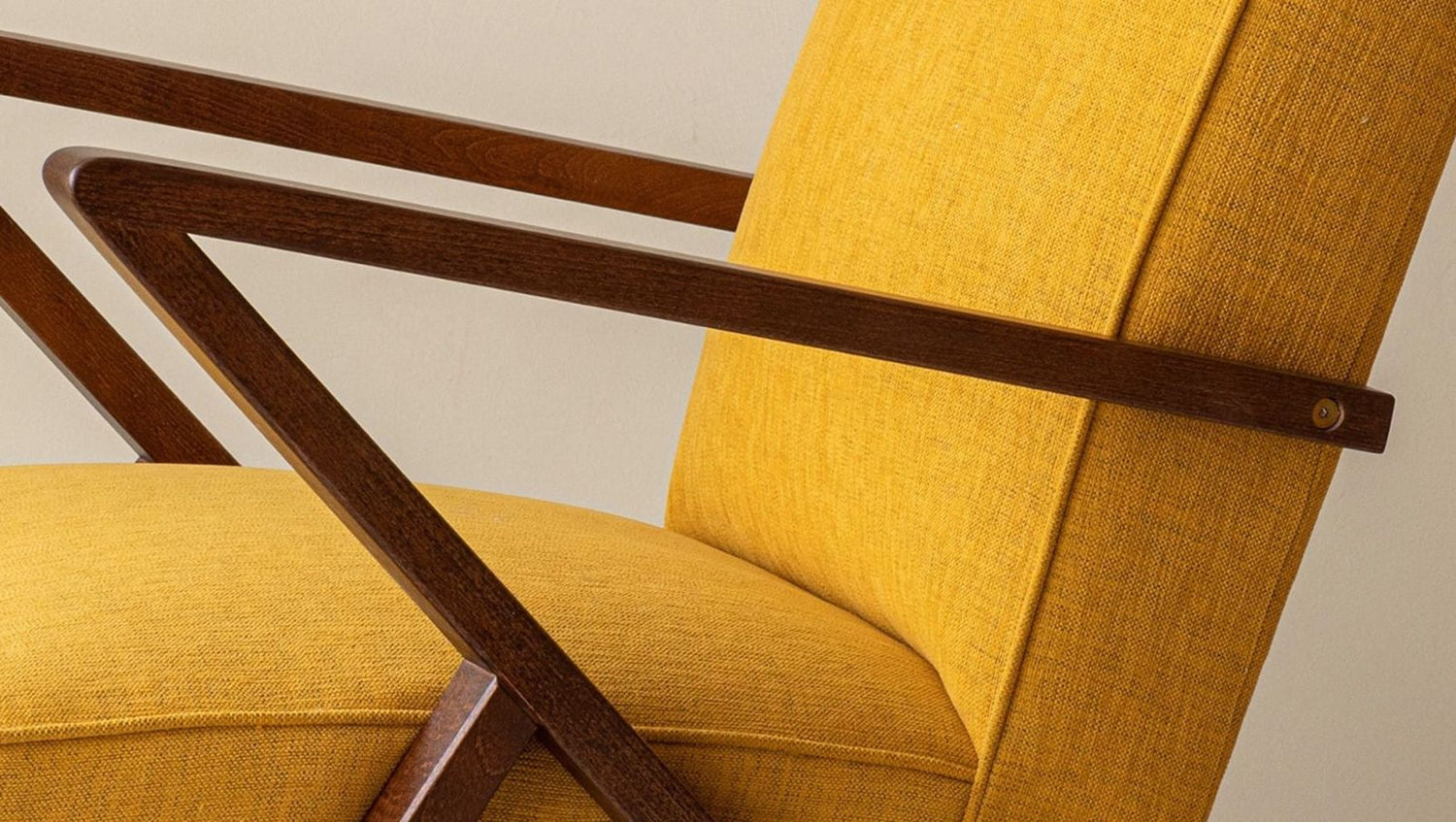 Sessel mit Keder Detail und klarer Linienführung