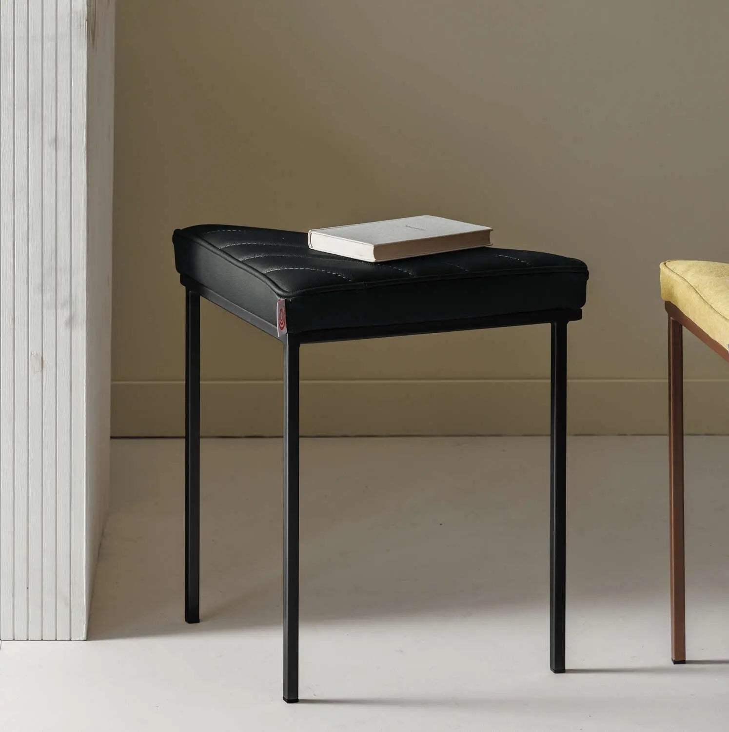 CubeTripodStool-Leder